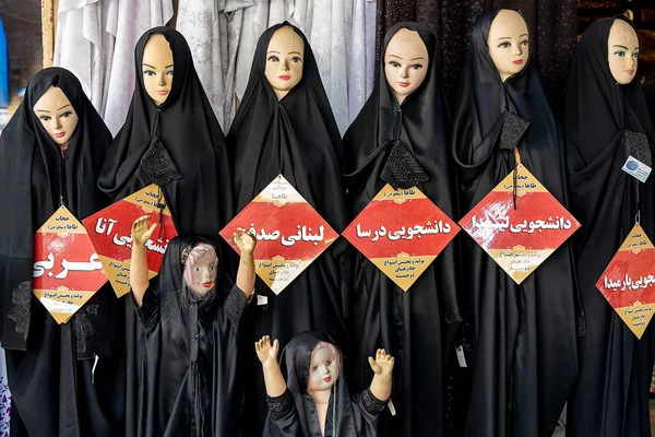 3 marzo 2019: venditore di abiti islamici (hijab, veli e sciarpe) in bazar. Isfahan, Iran — Foto Stock