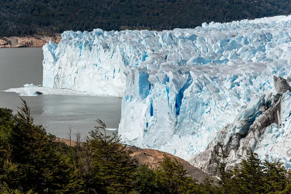 莫雷诺冰川在位于洛斯冰川国家公园的阳光灿烂的日子里的景色。阿根廷 — 图库照片