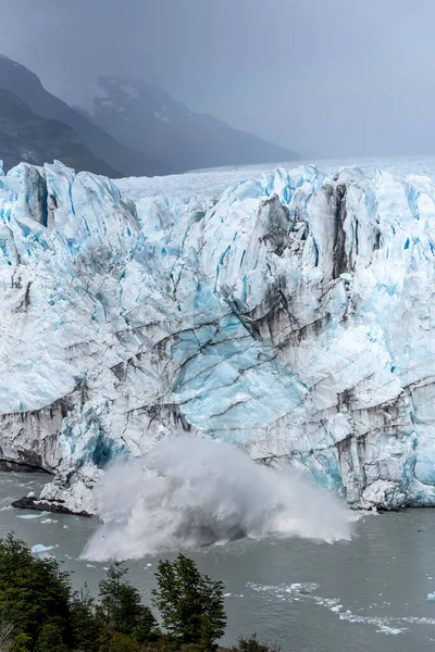 Pohled na led padající na ledovec Perito Moreno v Argentině — Stock fotografie
