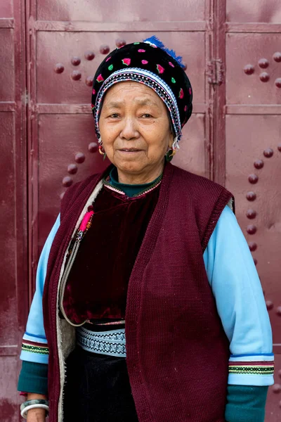 14 Mart 2019: Çin 'in Yunnan kentindeki Xizhou köyünde yaşlı Bai etnik azınlık kadın
