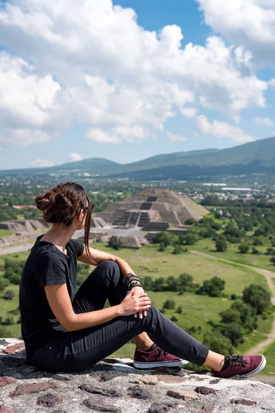 Turist Tehotihuacan 'ın manzarasına bakıyor