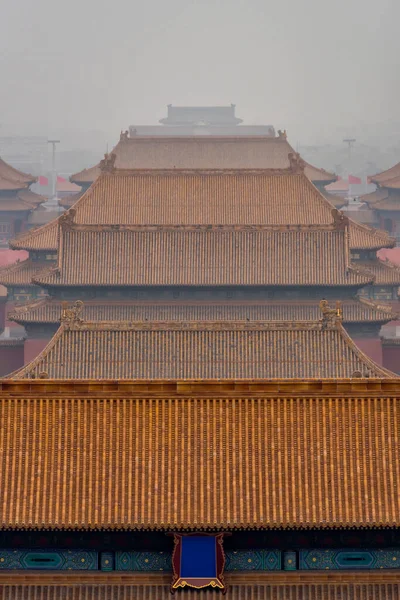 Žluté střechy Zakázaného města z parku Jinshang. Peking, Čína — Stock fotografie