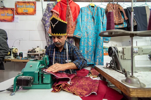 5 mars 2019 : Un tailleur âgé dans une machine à coudre. Yazd (Iran) — Photo