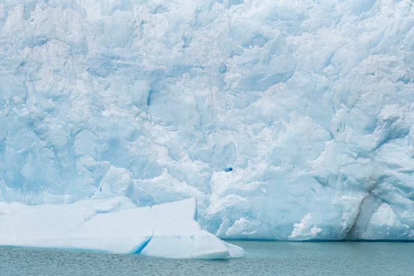 アルゼンチンのペリト・モレノ氷河の氷の層を閉じる — ストック写真