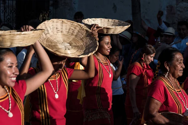 28 lipca 2019: Niektóre chinas oaxaqueas taniec balansowanie kosz na ich głowach podczas parady Guelaguetza w Oaxaca, Meksyk — Zdjęcie stockowe