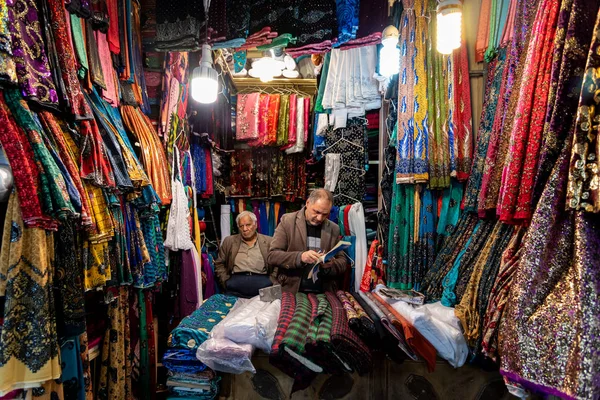 3 Mart 2019: Pazarda İslami kıyafet satıcısı (tesettür, peçe ve fular). İsfahan, İran
