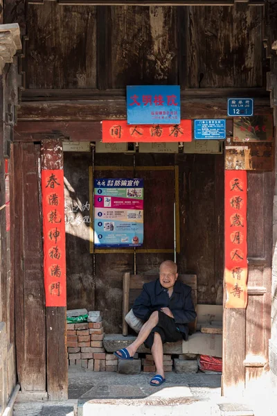 7 de marzo de 2019: El hombre mayor chino en una silla, Jianshui, Yunnan, China. — Foto de Stock