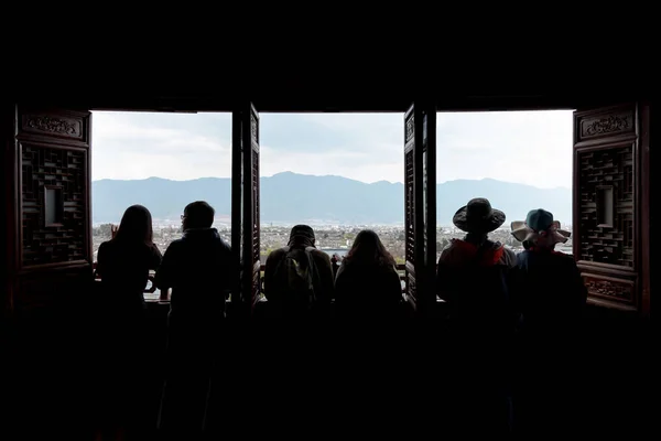2019. március 16.: A turisták Lijiang óvárosát nézik a Mus Residence ablakán keresztül Lijiangban, Yunnanban, Kínában — Stock Fotó