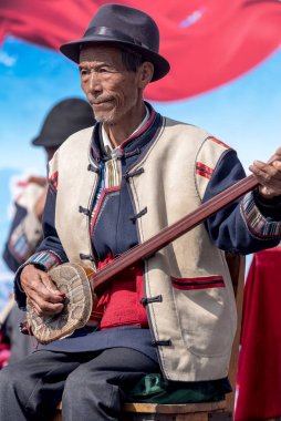 17 Mart 2019: Geleneksel Naxi orkestrasında müzisyenler. Shue, Yunnan ili, Çin