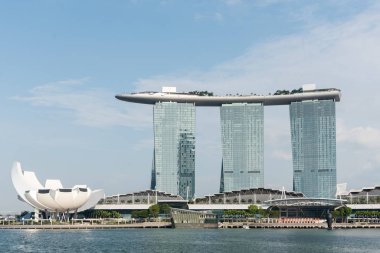 02 Ekim 2018: Sanat Bilimleri Müzesi ve Marina Körfezi 'nden şehrin ufuk çizgisi. Singapur