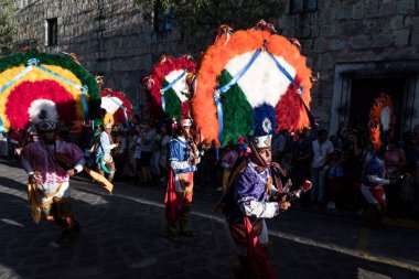 28 Temmuz 2019: Dansçılar Oaxaca, Meksika 'daki Guelaguetza Festivali sırasında Zapotec tarihini canlandırdılar
