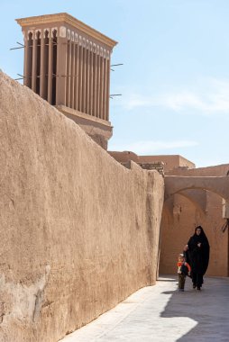 5 Mart 2019: Sokak manzarası ve büyük bir rüzgar kulesi manzarası (badgir). Yazd, İran