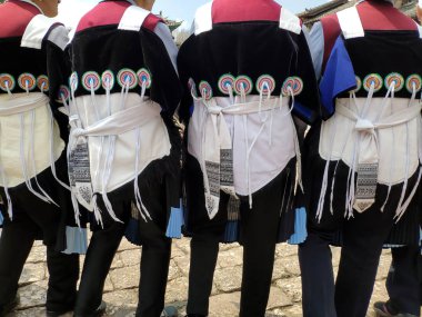 16 Mart 2019: Sokakta geleneksel Naxi etnik grubu kostümüyle dans eden kadınlar. Lijiang, Çin