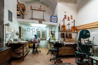 5 Mart 2019: İran Yazd 'daki atölyesinde keman çalan bir Luthier