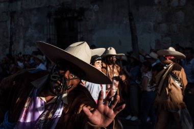 28 Temmuz 2019: Meksika, Oaxaca 'daki Guelaguetza festivalinde maskeli göstericiler