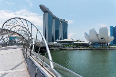 02 Ekim 2018: Sanat Bilimleri Müzesi ve Marina Körfezi 'nden şehrin ufuk çizgisi. Singapur