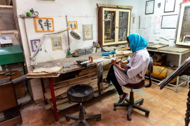 5 Mart 2019: İran Yazd 'daki atölyesinde keman çalan bir Luthier