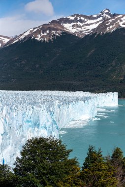 Los Glaciares Ulusal Parkı 'nda güneşli bir günde The Perito Moreno Buzulu' nun manzarası. Arjantin