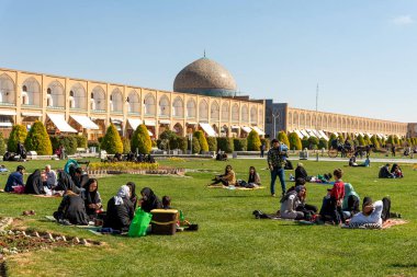 2 Mart 2019: İranlılar dinleniyor ve Naghsh-e Cihan Meydanı 'ndaki çimlerde piknik yapıyorlar. İsfahan, İran