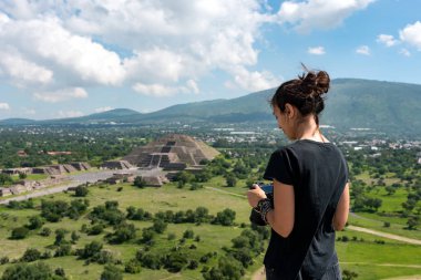 Tehotihuacan 'ın fotoğraflarını çeken bir turist.