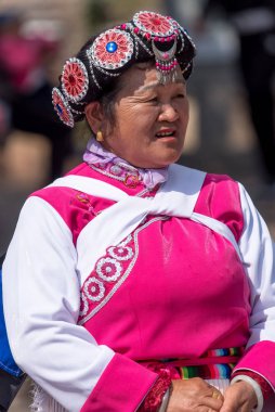16 Mart 2019: Naxi etnik grubunun geleneksel kostümlü bir kadın portresi. Lijiang, Çin