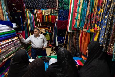 3 Mart 2019: Pazarda İslami kıyafet satıcısı (tesettür, peçe ve fular). İsfahan, İran