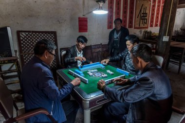 14 Mart 2019: Yunnan, Çin 'de mahjong oynayan Çinli yaşlılar grubu