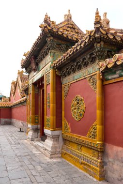 Pekin 'deki Yasak Şehir' de çok güzel dekore edilmiş kapıları olan bir koridorun birçok girişinden biri.