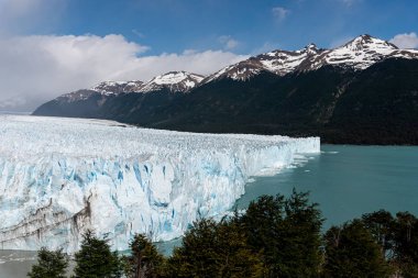 Los Glaciares Ulusal Parkı 'nda güneşli bir günde The Perito Moreno Buzulu' nun manzarası. Arjantin