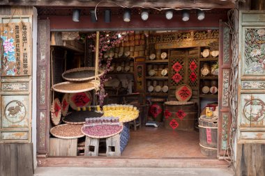 15 Mart 2019: Eski Lijiang, Yunnan Eyaleti, Çin 'deki bir çay dükkanında çay kekleri 