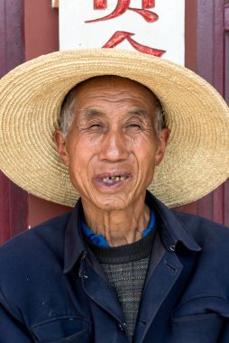 14 Mart 2019: Çin 'in Yunnan kentindeki Xizhou köyünde yaşlı Bai etnik azınlık adamı