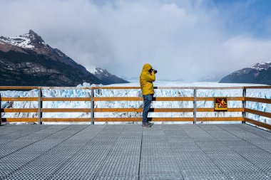 DSR kamerasıyla buzulu fotoğraflayan bir turist. Perito moreno, Arjantin