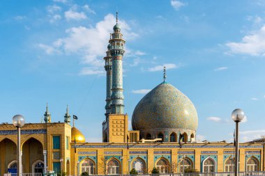 İran 'ın Qom kentindeki Fatima Masuma Tapınağı' nda renklendirilmiş minareler.