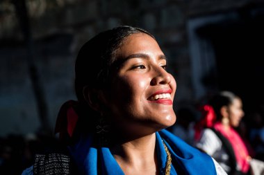 28 Temmuz 2019: Meksika 'nın Oaxaca kentindeki Guelaguetza festivalinde geleneksel olarak giyinmiş Meksikalı bir kadın geçit töreninde