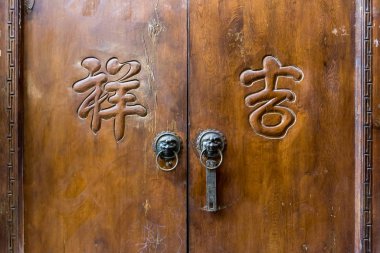 15 Mart. 2019: eski ahşap bir kapının ayrıntıları. Lijiang, Çin