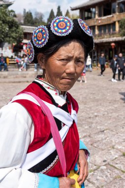 16 Mart 2019: Naxi etnik grubunun geleneksel kostümlü bir kadın portresi. Lijiang, Çin