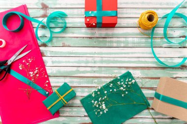 Boş bir kopyasına sahip köy tablosundaki hediyeler