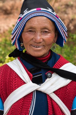 16 Mart 2019: Naxi etnik grubunun geleneksel kostümlü bir kadın portresi. Lijiang, Çin
