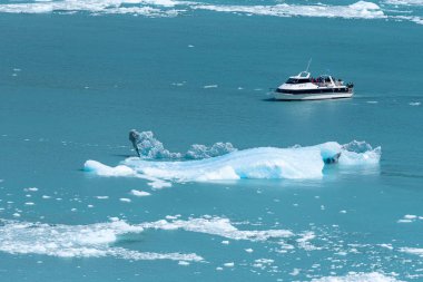 5 Aralık 2019, güneşli bir günde Perito Moreno Buzulu 'nun gölünde tekne. Los Glaciares Ulusal Parkı. Arjantin