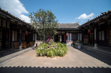 7 Mart 2019: Çin 'in Jianshui şehrindeki tarihi bir binada bahçe.