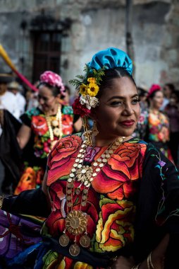 28 Temmuz 2019: Meksika 'nın Oaxaca kentindeki Guelaguetza festivalinde geleneksel olarak giyinmiş Meksikalı bir kadın geçit töreninde