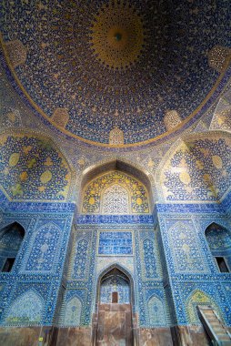 İran, İsfahan 'daki İmam Camii, İmam Meydanı' nın duvarlarında Tilework