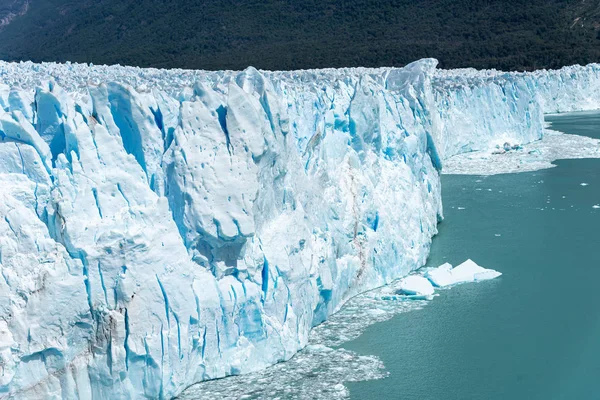 Views of The Perito Moreno Glacier on a sunny day located in the Los Glaciares National Park. Argentina — Fotografia de Stock