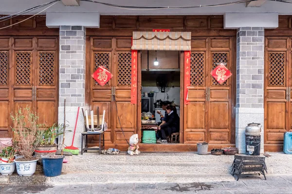 12 maart 2019: gevel van een oude winkel in het historische centrum van Xizhou, Yunnan, China — Stockfoto