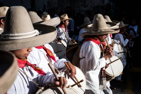 28 de julho de 2019: Uma banda de música se apresenta durante o festival Guelaguetza em Oaxaca — Fotografia de Stock