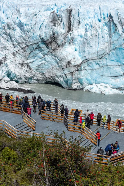 5. Dezember 2019: Touristen betrachten den Perito-Moreno-Gletscher von einer Plattform aus. Perito Moreno, Argentinien — Stockfoto