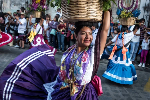 28 lipca 2019: "China oaxaque � a" tańczy równoważąc kosz z kwiatami na głowie podczas parady Guelaguetza w Oaxaca, Meksyk — Zdjęcie stockowe