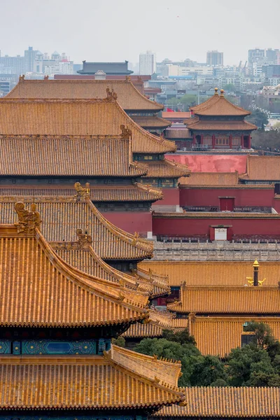 Gelbe Dächer Verbotene Stadt aus dem Jinshang Park. Peking, China — Stockfoto
