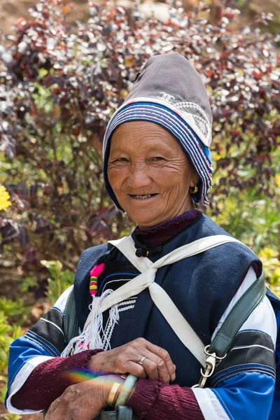 March 16, 2019: Portrait of a woman in traditional costume of the Naxi ethnic group. Lijiang, China — Stock Photo, Image