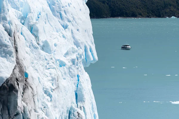 5 december 2019: Boot op het meer van De Perito Moreno Gletsjer op een zonnige dag. Nationaal park Los Glaciares. Argentinië — Stockfoto